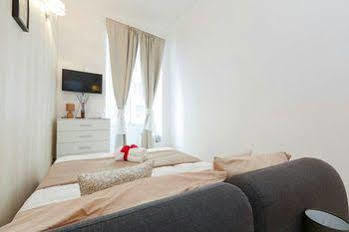 Apartment Sweet Rom