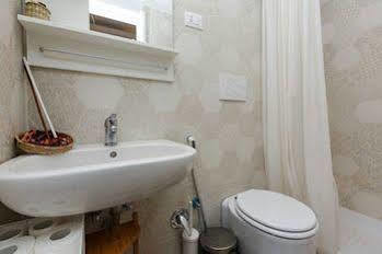 Apartment Sweet Rom